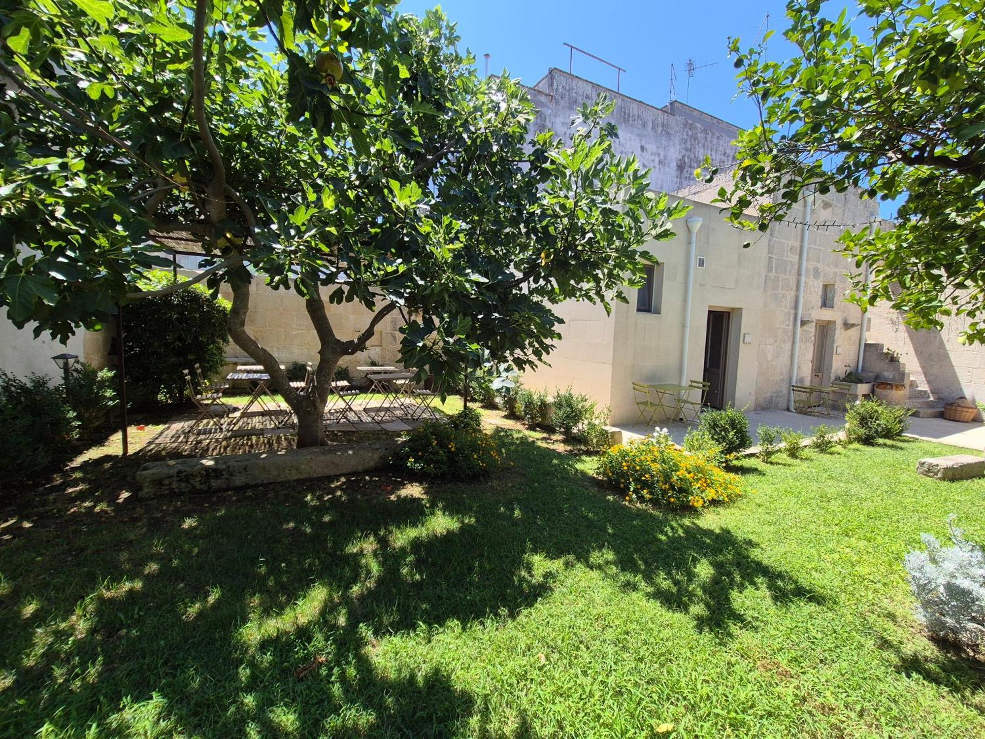 Casa Frea Dimora Storica Bed & Breakfast Martano Exterior photo